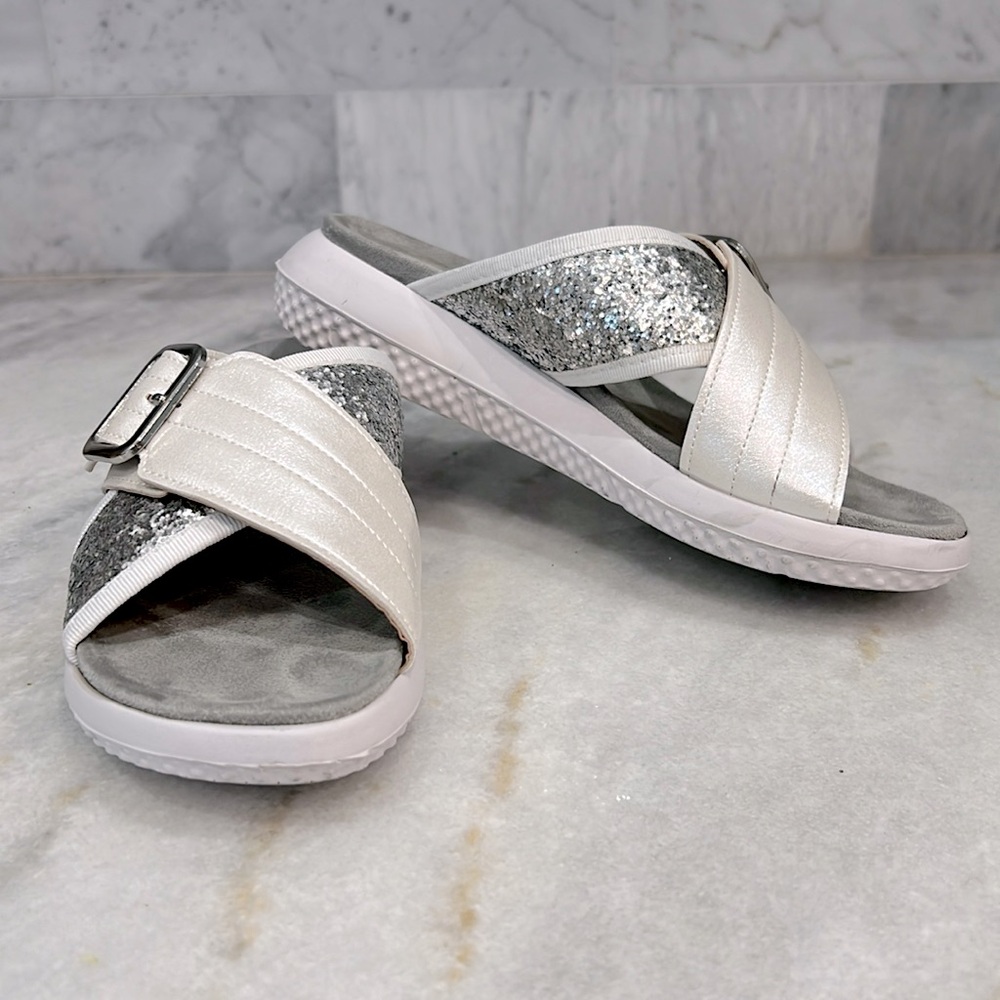 GEMO Pearlized Silver Glitter Buckle Strap Slip On